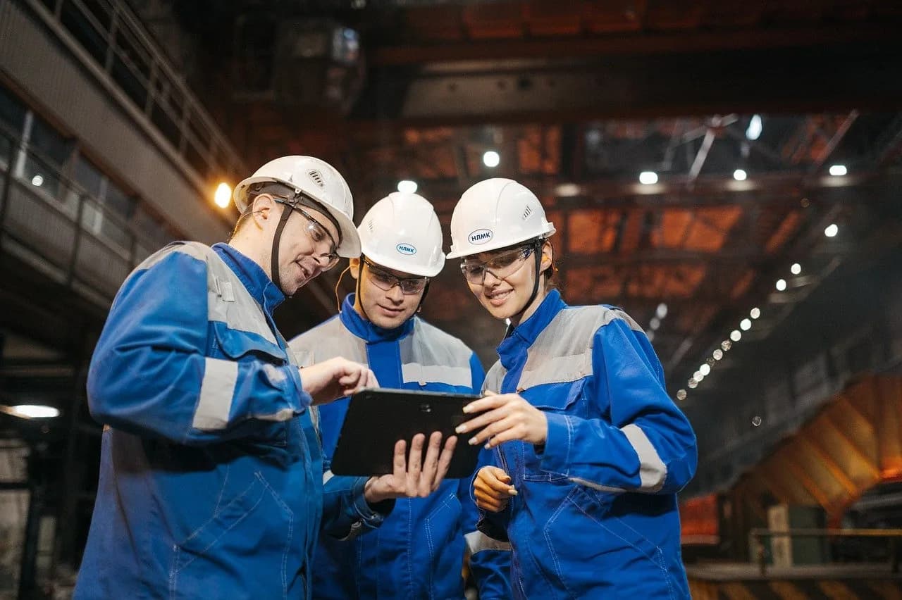 Inspector industrial con casco en campo